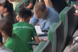 考察国脚状态！国足代理主帅久尔杰维奇来到工体现场观战