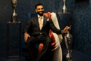 百家乐网址-利物浦社媒晒萨拉赫与三座PFA奖杯合照：埃及国王