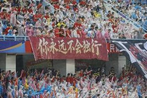 雾炮车、冰袋、冰块、仁丹、藿香正气，苏超主场降温高招频出